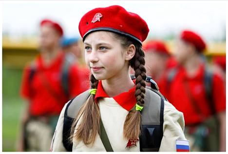 Junarmijan toiminnassa on mukana myös tyttöjä. Venäjän puolustusministeriön propagandakuvassa näkyy järjestön jäsenille ominainen punainen baretti ja siinä Junarmijan merkki.
