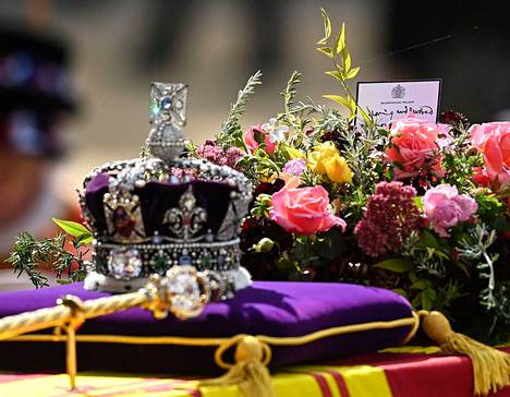 Kruunu ja valtikka sekä lukuisista eri kukista koottu hautajaisseppele lepäsivät kuningatar Elisabetin arkun päällä hautajaisissa. Kuvassa näkyy myös kuningas Charlesin kirjoittama viesti.