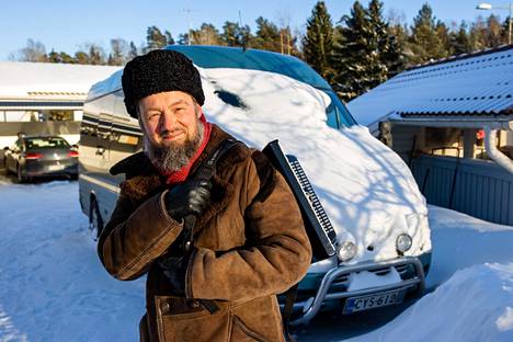 Kaihon Karavaani -yhtyeessä koskettimia ja haitaria soittava Jiri Kuronen ei ole keikkaillut vuoteen. Espoolaiskodin pihaan parkkeerattu keikkabussi seisoo käyttämättömänä lumen peitossa.