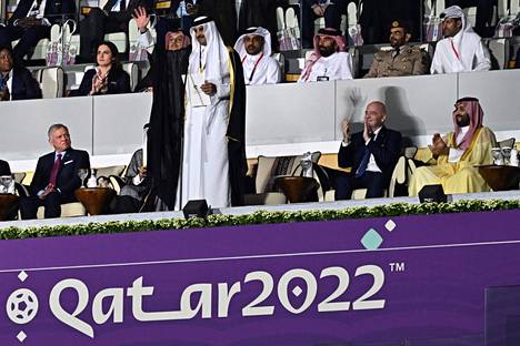 Saudi-Arabian kruununprinssi Mohammed bin Salman (oik.) seurasi Qatarin MM-kisojen avausottelua Gianni Infantinon vieressä.