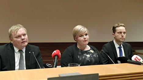Antti Kurvinen (vas.), keskustan puheenjohtaja Annika Saarikko ja Petri Honkonen kuvattiin maaliskuun lopussa tiedotustilaisuudessa, jossa kerrottiin keskustan ministerisalkkujen kierrätyksestä.
