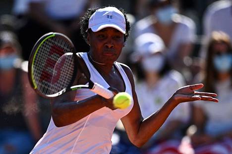 Venus Williams Ranskan avointen kaksinpelin ensimmäisellä kierroksella 1. kesäkuuta 2021.