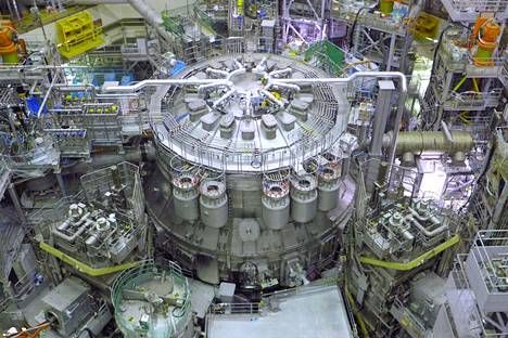 Japanilainen on suurin kokeellinen fuusioreaktori. Syksyllä synnytettiin plasmaa jo ensi kerran. Tokamak-tyyppisessä reaktorissa plasma on renkaan muotoinen.
