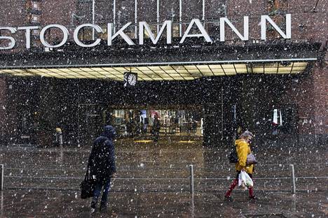 Koronaepidemia ajoi Stockmannin talouden kuilun reunan yli. Työeläkeyhtiö Varma haki huhtikuun alussa tavarataloyhtiötä yrityssaneeraukseen.