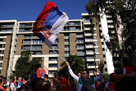 Serbialaistähden kannattajat ovat osoittaneet mieltään Novak Djokovicin hotellin ulkopuolella.