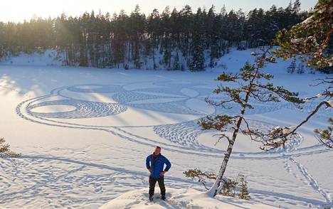Janne Pyykkö talloi geometrisia lumipiirroksia Nuuksioon.