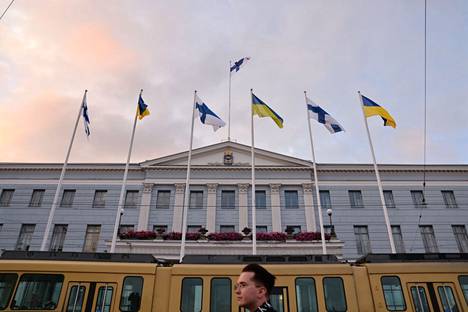 Helsingin kaupungintalossa liehui Ukrainan lippu viime elokuussa 2022.