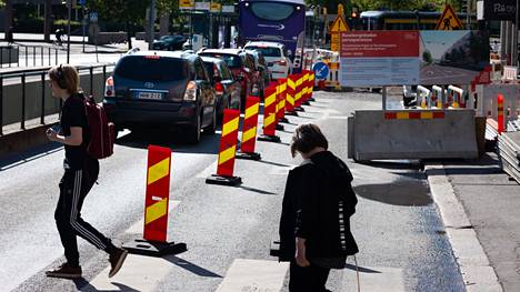 Liikenne | Mannerheimintiestä on tullut Helsingin pahin tulppa: Autojonot venyvät kilometrin mittaisiksi, busseissa hikoillaan jopa 20 minuuttia yliaikaa