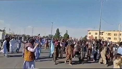 Ihmiset osoittivat mieltään Sistan-Balutšistanin maakunnassa Kaakkois-Iranissa perjantaina. Kuvakaappaus videolta.