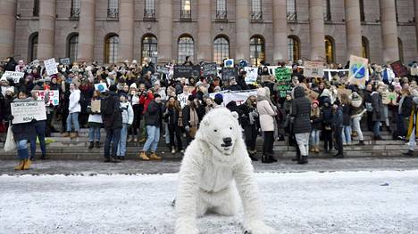 Koululaiset osoittivat mieltään ilmastonmuutosta vastaan Eduskuntatalon edustalla tammikuun puolivälissä.