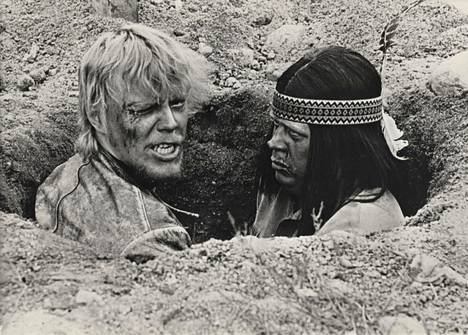 Loiri ja Simo Salminen vuoden 1971 elokuvassa Hirttämättömät. 