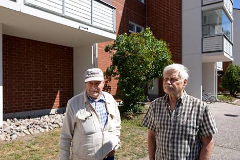 Sulo Vartiainen (left) and Pekka Virtanen reflect on what happened in the courtyard of the housing association.