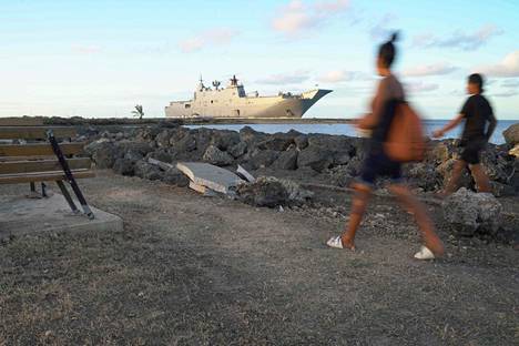 Australian laivaston HMAS Adelaide on rantautunut Vuna Wharfin satamaan Tongan pääkaupungissa Nukualofassa. 