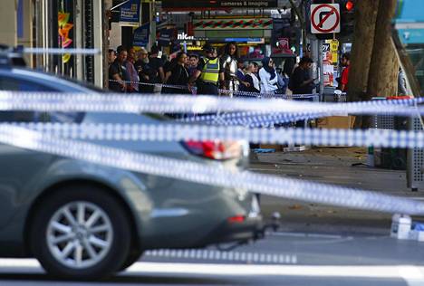 Poliisi eristi alueen autoilijan ajettua väkijoukkoon Melbournen keskustassa viime vuoden tammikuussa.