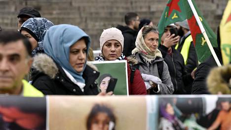 Sadat ihmiset osoittivat mieltä kurdien puolesta Helsingin keskustassa