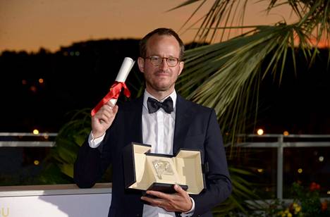 Ohjaaja Juho Kuosmanen vastaanotti Grand Prix -palkinnon Hytti nro 6 -elokuvasta Cannesin elokuvajuhlilla lauantaina 17. heinäkuuta. 