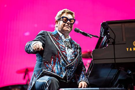 Elton John esiintymässä Italiassa kesällä 2019. Koronaviruspandemia keskeytti muusikon mittavan 300 konsertin jäähyväiskiertueen. 
