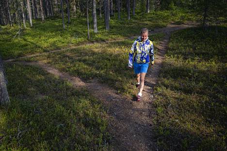 Kaisa Reinius, who lives in Ylläs, thinks that graveling the routes in national parks takes away part of the nature experience.  Reinius walked on the kintpu paths found in his backyard, which have remained in good condition.