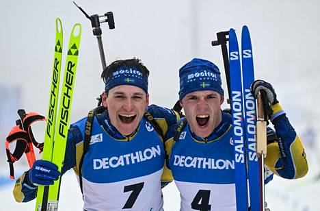 Hopeaa saanut Martin Ponsiluoma (vas.) ja maailmanmestari Sebastian Samuelsson juhlivat Ruotsin kaksoisvoittoa.