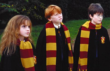 Harry Potter -elokuvat ilmestyivät kymmenen vuoden aikana 2001–2011. Emma Watson (vas.) harkitsi jättävänsä Hermionen roolin kuuluisuuden paineiden takia.