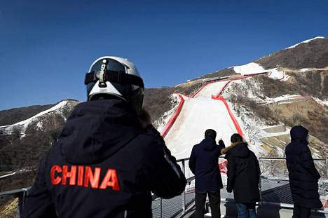 Yanqingin alppihiihtokeskuksessa on lunta vain rinteissä, eikä sekään ole luonnonlunta. Brittilehti The Guardian kertoo, että Pekingin talviolympialaisten tekolumen valmistukseen vaaditaan yli 200 miljoonaa litraa vettä. Kuva helmikuun 2021 mediakierrokselta.