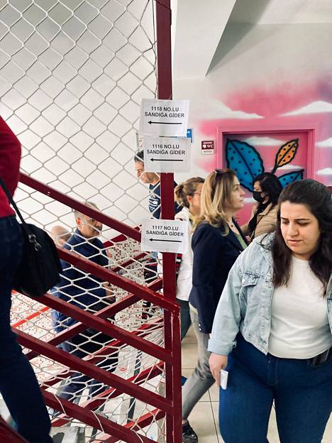 Äänestyspaikkana toimineessa koulussa Ankarassa oli vipinää sunnuntain äänestyksen aikana.