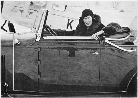 Vuokko Knuutila kuvattuna lentokoneensa vieressä Helsingin Kellosaaressa kevättalvella 1931.