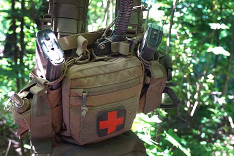 Lääkintäpakkaus roikkuu puusta, jossa Ukrainan armeijan kenttälääkäri nukkui kesäkuun alkupuolella lähellä Slovjanskia.