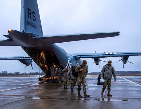 Yhdysvaltalaisia ja brittiläisiä sotilaita saapumassa Ämärin lentotukikohtaan Virossa viime vuoden tammikuussa. Ämäri on toiminut Naton väliaikaisena tukikohtana vuodesta 2014.