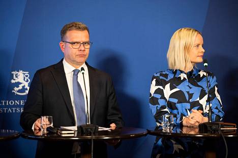 Hallituksen muodostaja Petteri Orpo (kok) ja perussuomalaisten puheenjohtaja Riikka Purra Säätytalolla. Työperäinen maahanmuutto on yksi hallitusneuvottelujen kiistanalaisista kysymyksistä.