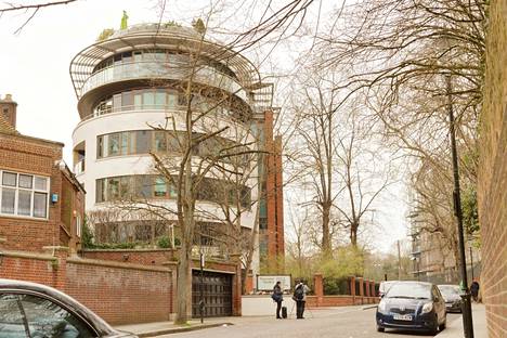 Thornwood Gardens -luksusasuntokompleksi Lontoossa. Kampanjoitsijoiden mukaan talossa asuu Azerbaidžanin johtavaa perhettä.