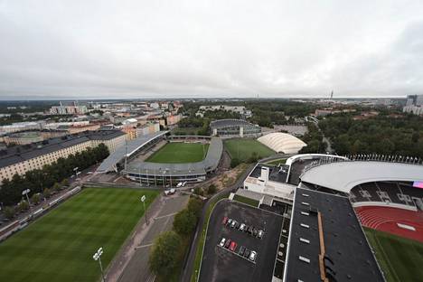 Töölön Pallokentät sijaitsevat aivan Olympiastadionin ja Töölön jalkapallostadionin vieressä. 