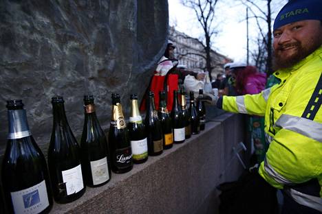 Staran Tuomas Keinänen keräsi pulloja Esplanadilla vappuna 2015.