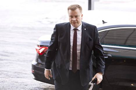 Puolustusministeri Antti Kaikkonen (kesk) 