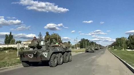 Venäjän puolustusministeriö julkaisi perjantaina videon, jossa kerrottiin olevan venäläinen sotilassaattue matkalla kohti Harkovan taistelualueita. Pysäytyskuva videolta.