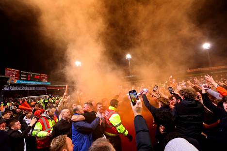 Luton Townin kannattajat juhlivat 16. toukokuuta, kun joukkue oli voittanut ratkaisevassa nousukarsintaottelussa Sunderlandin 2–0. 