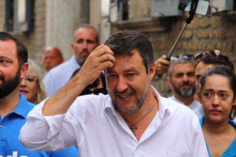Laitaoikeistopuolue Legan johtaja Matteo Salvini kampanjoi lauantaina Fanon kaupungissa Italian itärannikolla.