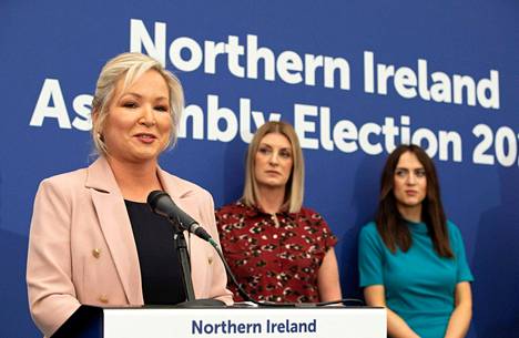 Irlannin yhdistämistä ajava Sinn Féin voitti Pohjois-Irlannin vaalit viime toukokuussa. Kuvassa vasemmalla Sinn Féiniä Pohjois-Irlannissa johtava Michelle O’Neill.