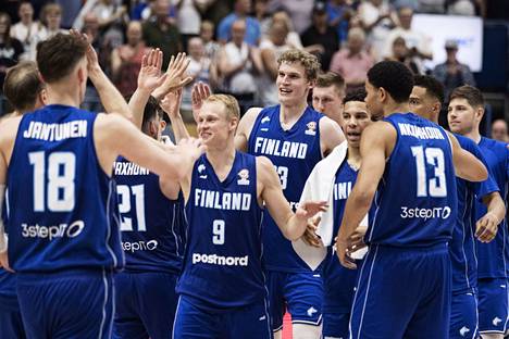 Suomen pelaajat juhlivat voittoa 30. kesäkuuta Ruotsista. 