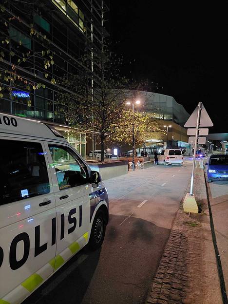Poliisit saapuivat selvittämään tilannetta Oodin ja Sanomatalon kulmille.