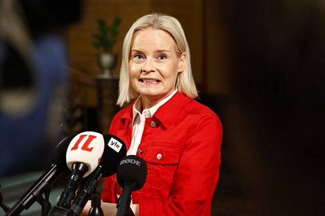 Perussuomalaisten puheenjohtaja Riikka Purra puhui medialle Säätytalolla tiistaina.