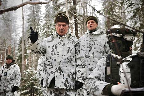 Puolustusvoimien ylipäällikkö, presidentti Sauli Niinistö tarkasti Kontio-sotaharjoituksen viime marraskuussa. Niinistön vieressä on Puolustusvoimain komentaja, kenraali Timo Kivinen.