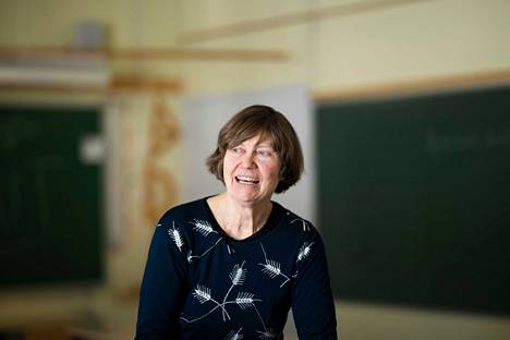 Marjatta Stenius-Kaukonen kuvattiin Rautajärven koululla Pälkäneellä maaliskuussa 2022.
