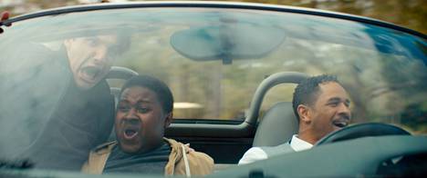 Neil (Jake Short), Gilbert (Miles J. Harvey) ja Jimmy (Damon Waynes Jr.). ajavat lujaa avoautolla elokuvassa Supercool.