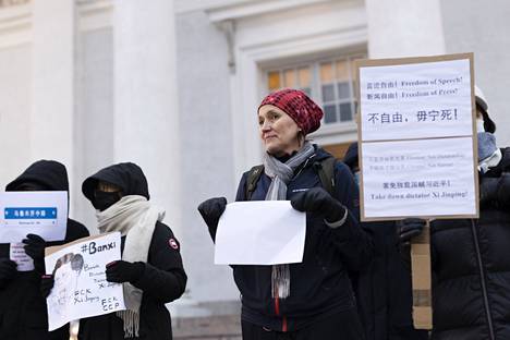 Mielenosoittajat peittivät kasvonsa kameroilta. Kiinan kielen opettaja Pia Hänsman-Hao oli poikkeus.