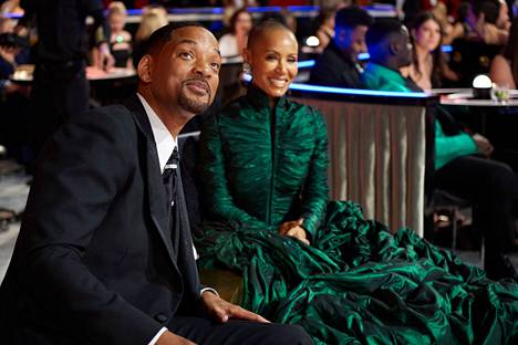 Will Smith yhdessä vaimonsa Jada Pinkett Smithin kanssa Oscar-gaalan katsomossa sunnuntai-iltana.