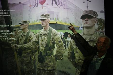 Venäjällä idea Nato-näyttelyyn on kummunnut Ukrainasta. ”Tässä ’Minä rakastan Kiovaa’ -kyltin edessä seisoo Naton ihmisiä. He liittyvät siihen yhteenottoon, joka tapahtuu nyt Ukrainassa”, sanoo Pietarin historiapuiston päätoimittaja Aleksandr Mjasnikov.