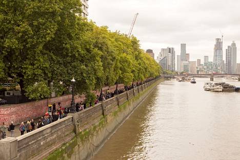 Jono kiemurteli Thamesjoen etelärantaa pitkin, kunnes se ohjattiin sillan yli parlamenttitalolle ja kuningattaren arkulle.
