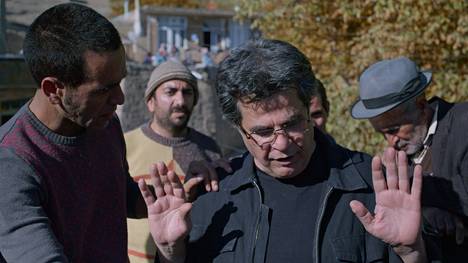 Ei karhuja -elokuvan päähenkilö ”Jafar Panahi” ohjaa Turkissa kuvattavaa uutta elokuvaansa etänä pienestä iranilaiskylästä käsin.