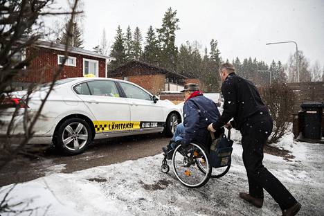 Taksinkuljettaja Mikael Wikström avusti eläkeläinen Lasse Evaa kyytiin Vantaalla kevättalvella 2018. Viime kesän taksiuudistuksen jälkeen monet kuljetuspalvelujen asiakkaat ovat saaneet mielestään huonompaa palvelua.